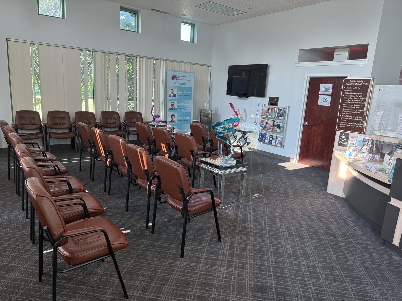 The welcoming waiting area at Horizon Medical Center in Schaumburg